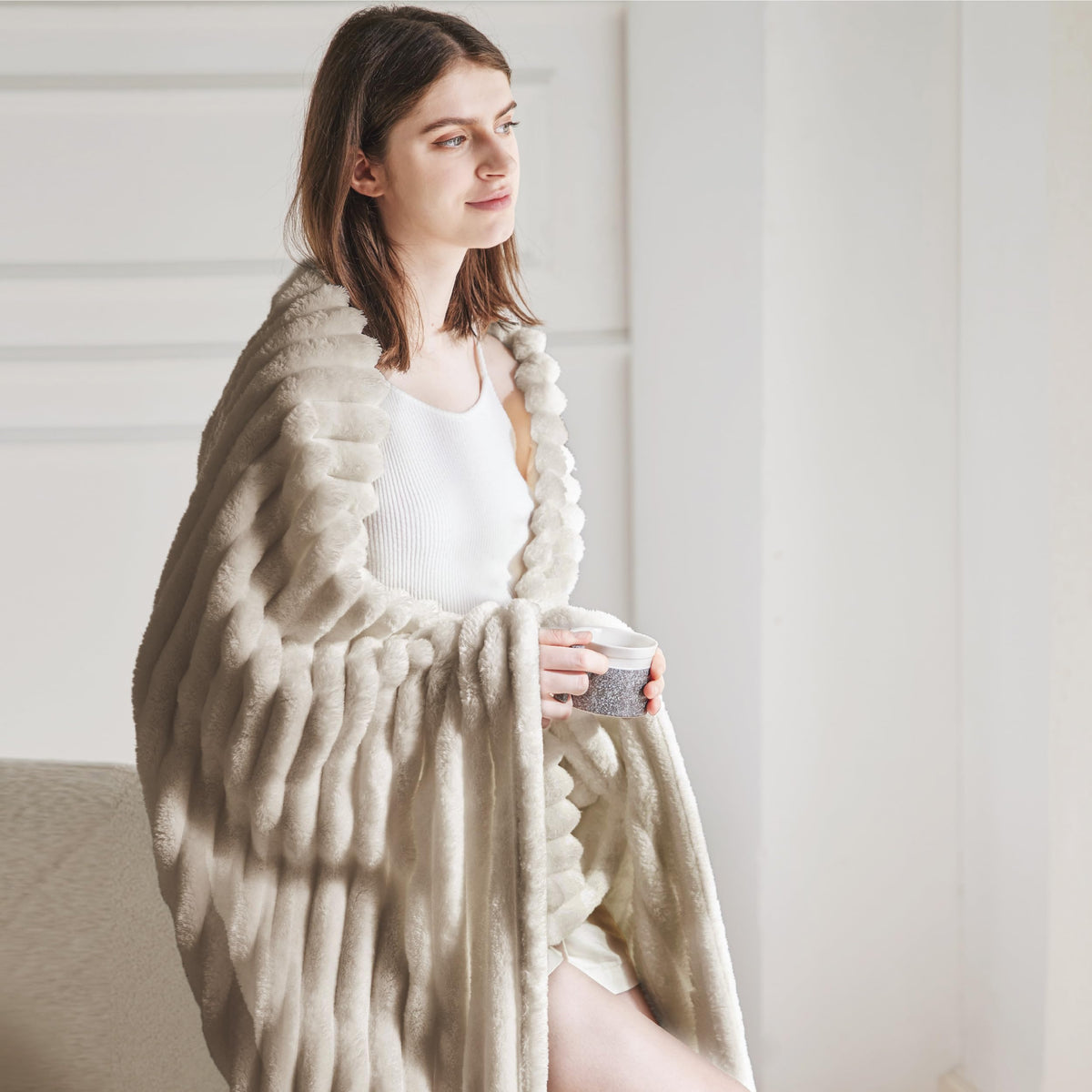 Bedsure Fleece Throw Blanket（White ＆ Beige）