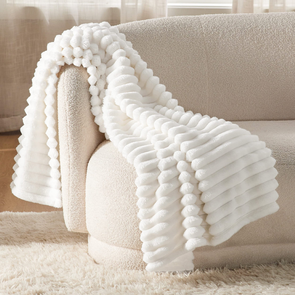 Bedsure Fleece Throw Blanket（White ＆ Beige）
