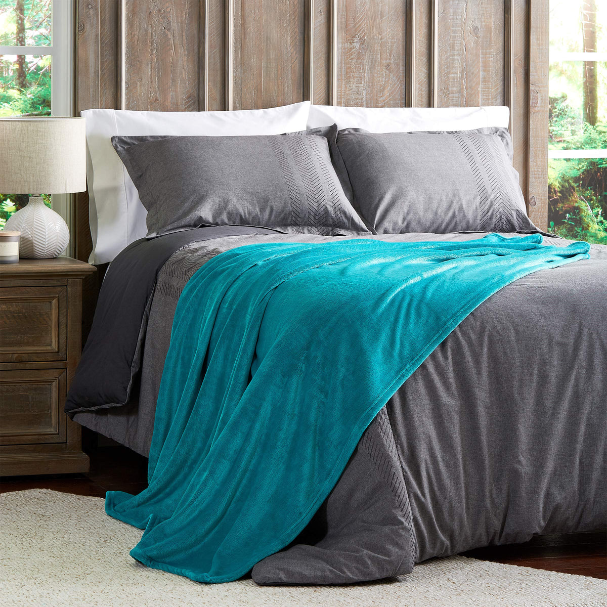 Lavish Home Velvet Throw – Oversized Microfiber Velvet Solid Polyester Throw Blanket – Breathable and Machine Washable in Lagoon Green