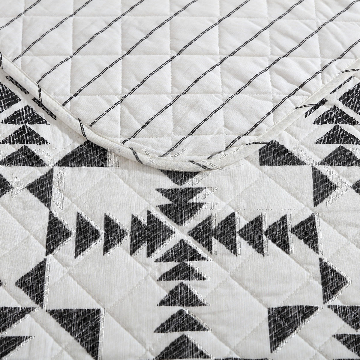 Eddie Bauer - Queen Quilt Set with Shams, Reversible Cotton Bedding, Lightweight All-Season, Pre-Washed, Arrowhead Charcoal